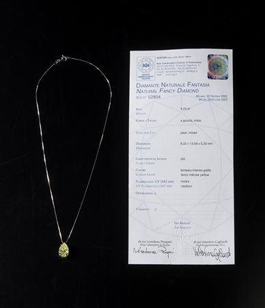  . - Ciondolo con catenina in oro bianco 750/1000 con importante diamante a goccia fancy yellow intense, 4,23 carati. .