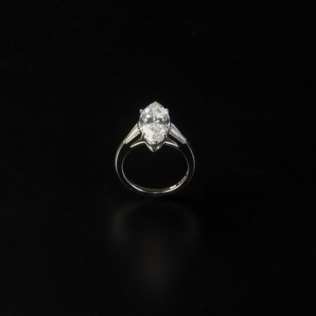  . - Anello in oro bianco 750/1000  con diamante taglio centrale marquise dal peso di 3.44 ct. contornato da due diamanti bianchi taglio a trapezio. 
Caratteristiche interne: VVS1
Colore: D.
