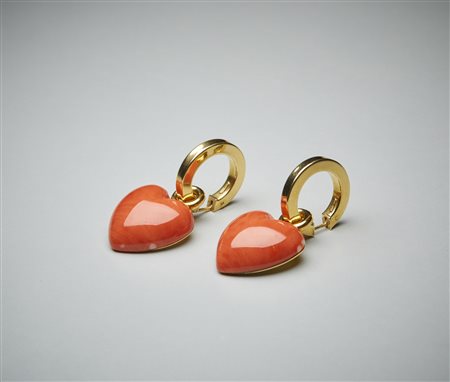 . - Orecchini  in oro giallo 750/1000  con cuore di corallo.