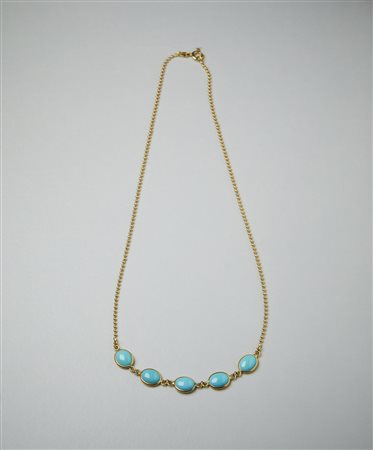  . - Collanina in oro giallo 750 con cinque turchesi ovali cabochon. .