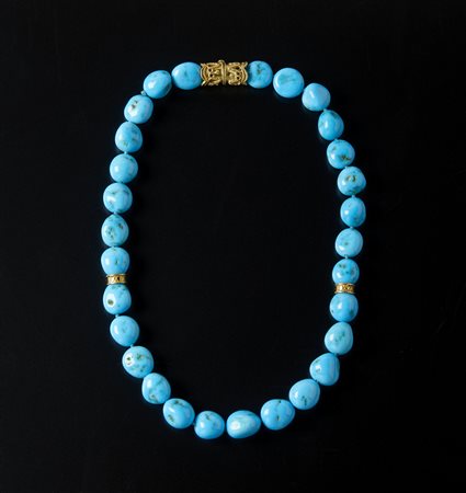  . - Vezzo in turchese naturale e oro giallo 750/1000.