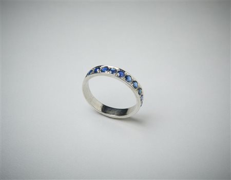  . - Anello da uomo tipo fedina in oro bianco 750/1000 con zaffiro blu taglio a brillante di 1.30 ct circa.