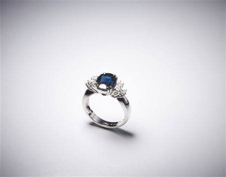  . - Elegante anello in oro bianco 750/1000 con zaffiro blu  taglio ovale di circa 4,00 ct. e diamanti taglio a brillante di circa 0,40 ct.