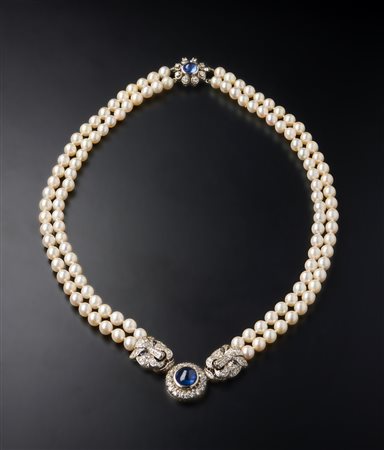  . - Imponente collana a due fili di perle bianche sferiche di mm 7,00  con ciondolo centrale con zaffiro blu cabochon e diamanti taglio misto (huit huit e brillante) di circa 3,00 carati totali. .