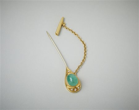  . - Spilla da giacca in oro 750/1000 con pietra semipreziosa verde cabochon e diamanti bianchi taglio huit huit. 0.15 ct. totali ca.