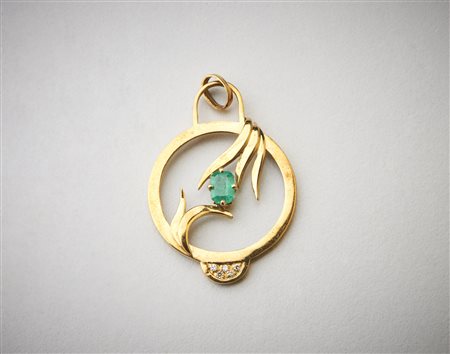  . - Ciondolo in oro giallo 750/1000  con taglio a smeraldo 0.50 ct. pavè di brillantini taglio huit huit.