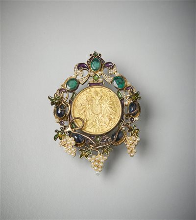  . - Spilla in argento di pregevole manifattura firmata Percossi Papi Roma, raffigurante tralci di vite contornati da tre smeraldi ovali di circa 1,5 carati totali. 
.