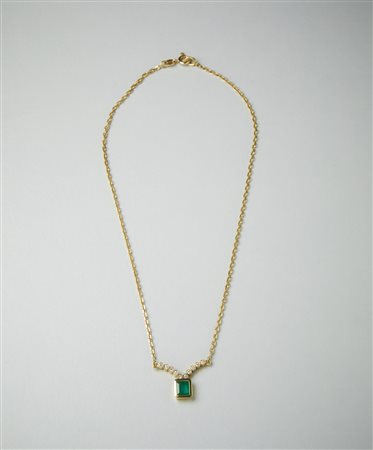  . - Catenina con ciondolo  in oro giallo 750/1000 con smeraldo taglio a smeraldo di 1.00 ct. ca. e diamanti bianchi di 0.45 ct. ca. .