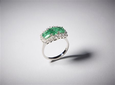  . - Anello in oro bianco con smeraldi taglio carrè 3,5 ct. diamanti bianchi taglio a brillante 1,5 ct. .