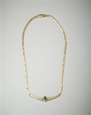  . - Collier a segmenti in oro giallo 750/1000  con smeraldo centrale e diamantini dégradés. .