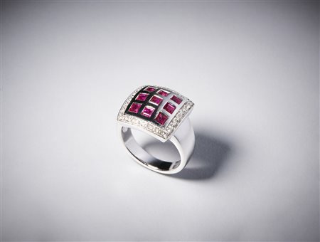  . - Anello in oro bianco 750/1000 con carrè di rubini di circa  0,70 carati contornati da piccoli diamanti bianchi di circa 0,60 carati.
.