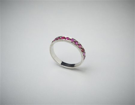  . - Anello da uomo tipo fedina in oro bianco 750/1000 con rubini taglio a brillante di circa 1.40 ct. .
