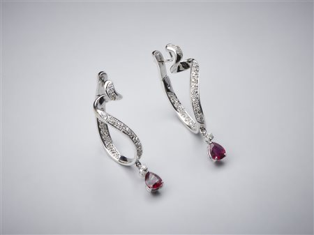  . - Orecchini pendenti in oro bianco 750/1000 a semicerchio con coppia di rubini per tot. 2,70 ct circa taglio a goccia con pavè di diamanti bianchi interni ed esterni per un totale di 1,50 ct circa.