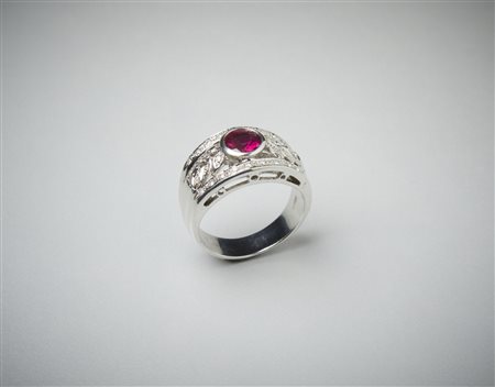  . - Anello in stile Bucellati in oro bianco 750/1000 con rubino centrale di 1.30 ct. circa e diamanti bianchi taglio huit huit di 0.50 ct.  circa. .