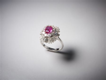  . - Anello in oro bianco 750/1000 con rubino di colore rosato taglio a cuscino di  1,50 ct circa.