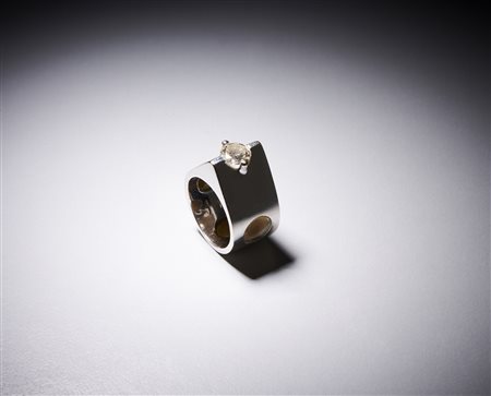  . - Anello moderno di forma geometrica  in oro bianco 750/1000  con diamante taglio brillante di 1,15 ct. circa. .