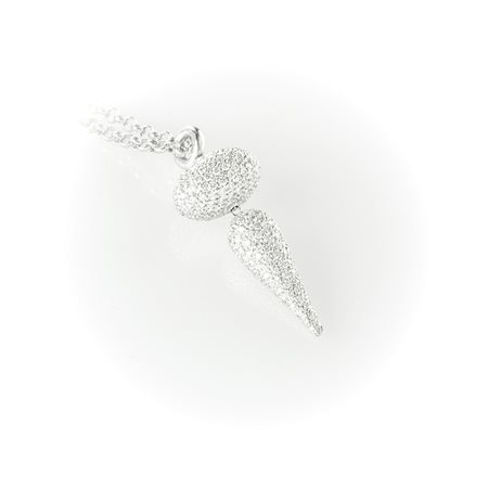 Girocollo in oro bianco  con pendente costituito da due elementi in pavè di diamanti bianchi su tutta la superficie e catenina rouleaux. 