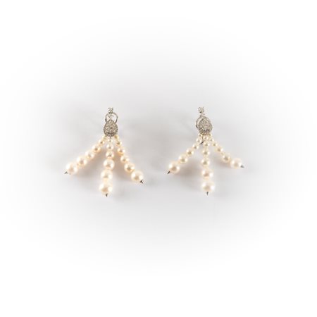 Orecchini chandelier Recarlo con 3 fili di perle a gradazione crescente alla base di una struttura a goccia composta da pavè di diamanti taglio rotondo e diamante centrale taglio a goccia. Chiusura a clip.