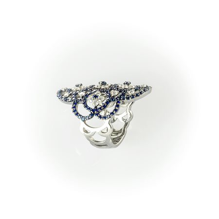 Anello a fascia Gismondi realizzato in oro bianco brunito con una fine fantasia di diamanti bianchi taglio brillante e zaffiri blu taglio rotondo