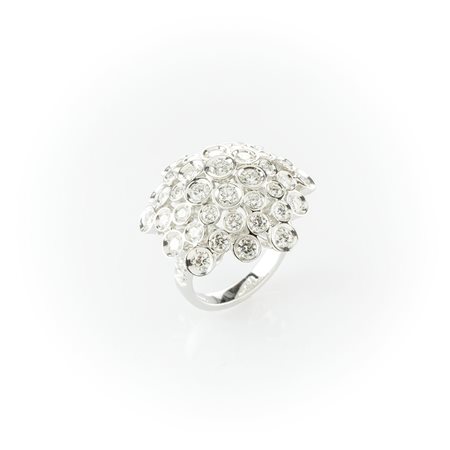 Anello realizzato in oro bianco con fantasia diamanti bianchi taglio brillante