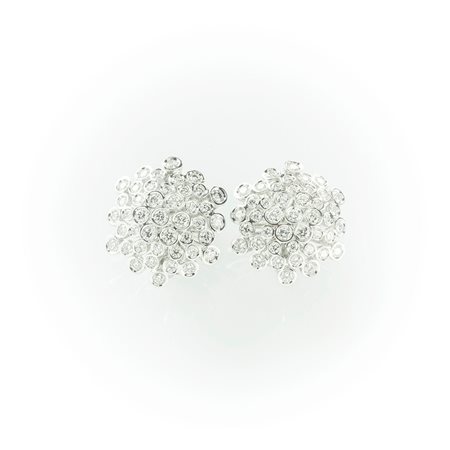 Orecchini a bottone in oro bianco  con una composizione di diamanti bianchi taglio brillante