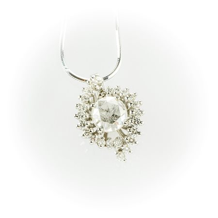 Girocollo Recarlo con pendente con diamante centrale e contorno di diamanti taglio brillante. Catenina veneziana regolabile su più dimensioni