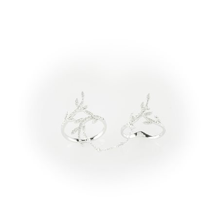 Particolare doppio anello con delicato pavè di diamanti con catenina impreziosita da piccoli diamanti a legare le due unità.