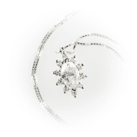 Girocollo in oro bianco  con ciondolo taglio marquise centrale contornato da diamanti bianchi taglio brillante. Catenina veneziana regolabile su più misure. 