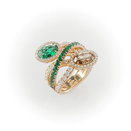 Anello fascia contrariè in oro rosa con grande smeraldo e grande diamante fancy brown taglio ovale, diamanti bianchi e smeraldi