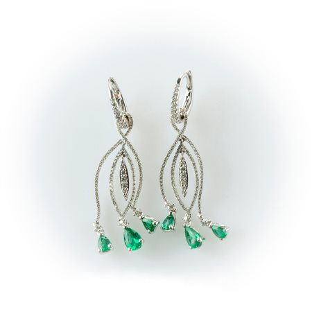 Orecchini girolobo pendenti in oro bianco con diamanti taglio brillante e 3 smeraldi cadauno taglio goccia