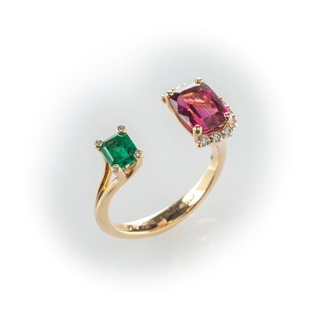 Anello Gismondi in oro rosa con smeraldo taglio quadrato, tormalina rosa taglio ovale e diamanti bianchi taglio brillante