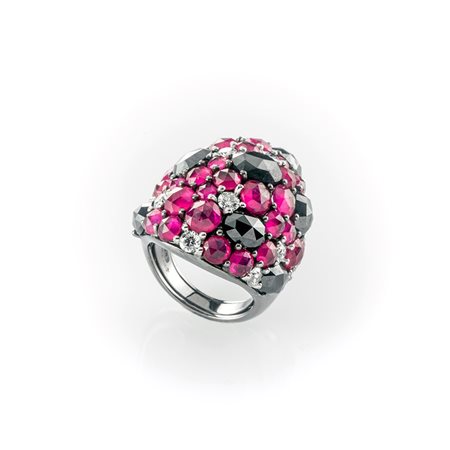 Anello a fascia multimisura Gismondi in oro bianco brunito con rubini, diamanti neri e diamanti bianchi