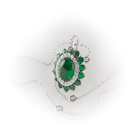 Girocollo  in oro bianco con cabochon di smeraldi, diamanti bianchi taglio brillante e contorno di smeraldi taglio rotondo. Sottile catenina regolabile su più misure in oro bianco impreziosita da diamanti taglio brillante. 