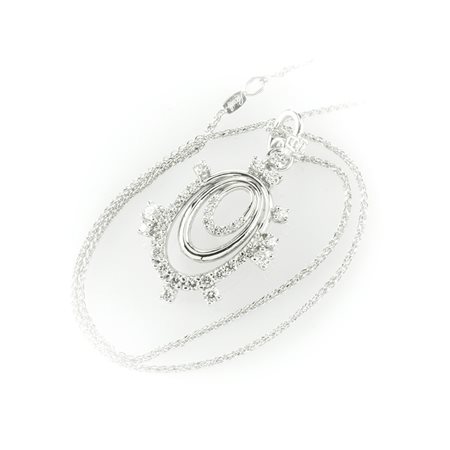 Girocollo Recarlo in oro bianco con ciondolo con fantasia di diamanti taglio brillante. Lunghezza regolabile su più misure.