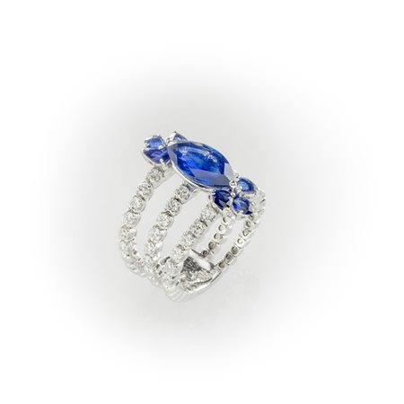 Anello a fascia in oro bianco con diamanti bianchi e zaffiri blu taglio a goccia e navette