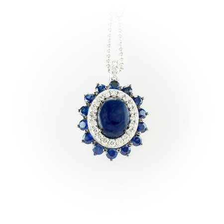  Girocollo Recarlo in oro bianco con cabochon di zaffiri, diamanti bianchi taglio brillante e contorno di zaffiri taglio rotondo. Sottile catenina in oro bianco regolabile su più misure impreziosita da diamanti taglio brillante. 
