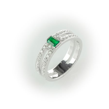 Anello a fascia in oro bianco con diamanti taglio brillante e smeraldo taglio baguette