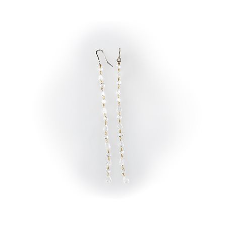 Orecchini in oro bianco Gismondi pendenti con chiusura a gancio impreziosita da pavè di diamanti e una linea di diamanti alternati taglio rotondo e a goccia