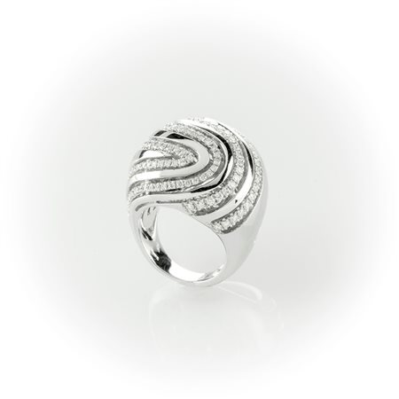 Anello a fascia Recarlo realizzato in oro bianco con fantasia di diamanti bianchi taglio brillante
