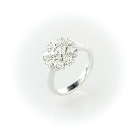 Anello con brillante centrale e contorno.