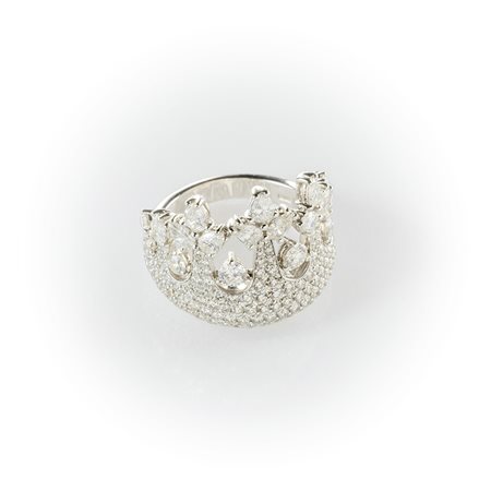 Anello Corona Gismondi in oro bianco con pavè diamanti bianchi taglio brillante e diamanti a goccia