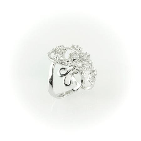 Anello fantasia  realizzato in oro bianco con diamanti bianchi taglio brillante