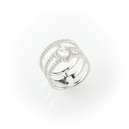 Anello  in oro bianco di particolare manifattura costituito da un diamante centrale taglio a goccia su base di tre fedine pavè