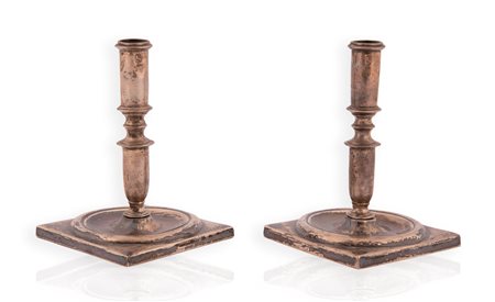 Coppia di candelieri in argento su base quadrangolare
