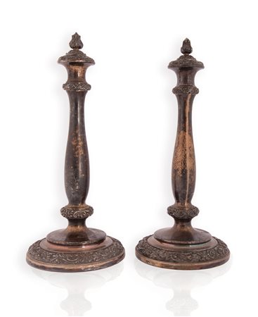 Coppia di candelieri in rame argentato con tappi