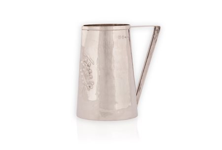 Piccola brocca in argento 925/000 Brandimarte con sbalzo raffigurante grappolo d'uva