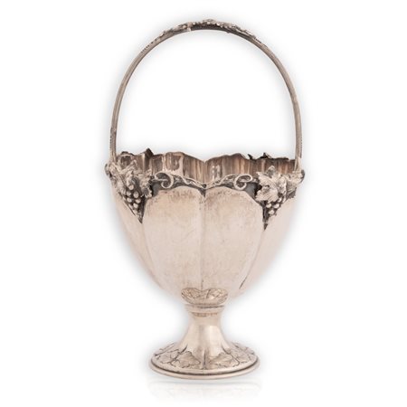Piccolo secchiello in argento decorato con tralci d'uva