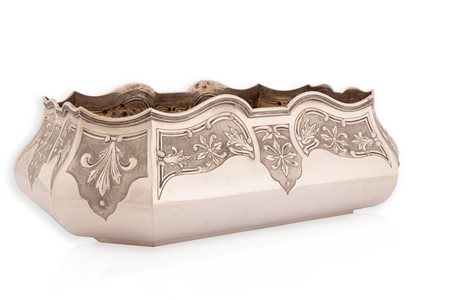 Centrotavola rettangolare in argento bombato con sbalzi