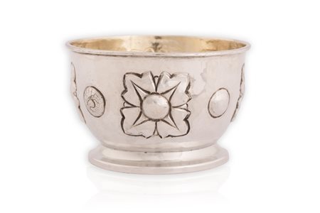 Coppa in argento cesellato a motivi floreali