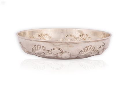 Centrotavola tondo in argento sbalzato decorato con fragole